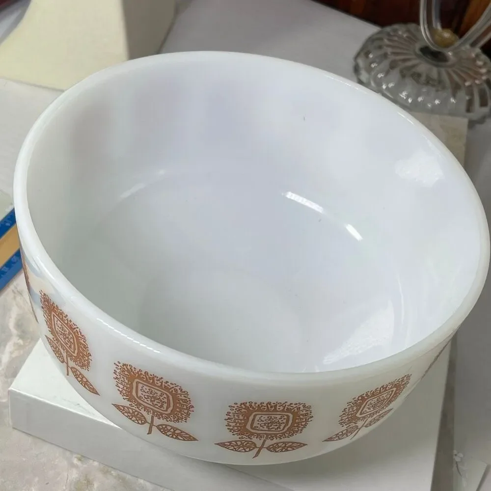 VTG Federal “Sunflower or Connoisseur milk glass  2.5 QT Bowl.